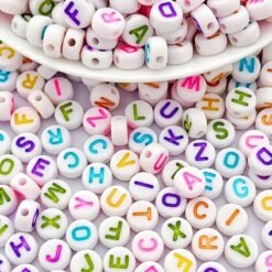 Contas Brancas Redondas com Letras Coloridas – 200 pcs
